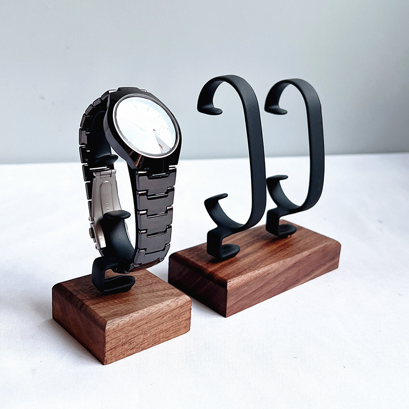 C-förmiger Schmuckständer aus  – Jewelry And Watches Inc Bewertung und Preis