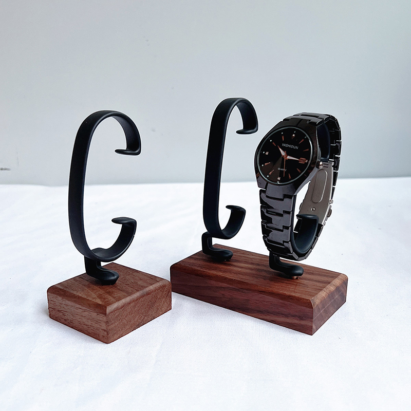 C-förmiger Schmuckständer aus  – Jewelry And Watches Inc Bewertung und Preis